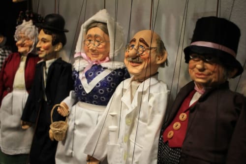 Figuras de marionetas vintage expuestas en el albergue Yasi en Lyon, Francia