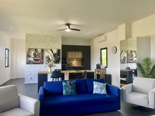 Séjour moderne et ouvert à STAYnGOLF à Cagnes-sur-Mer avec canapé bleu, kitchenette et décoration élégante