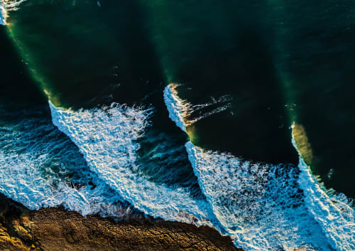 Vista aérea das ondas turquesas quebrando na costa rochosa de Fonte Boa Da Brincosa, Portugal