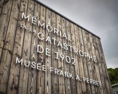 Plaque commémorative sur mur en bois rendant hommage à la catastrophe de 1902 au musée de Fort-de-France