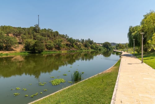 Passeio tranquilo à beira do rio em Monte da Tojeirinha, em Montargil, com jardim impecável, caminho para pedestres e encosta arborizada