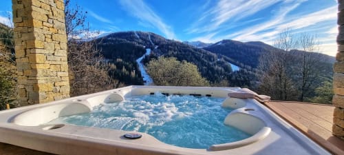 Spa de luxe avec vue sur les montagnes aux Chalets d'Aline, La Plagne Tarentaise, Alpes françaises