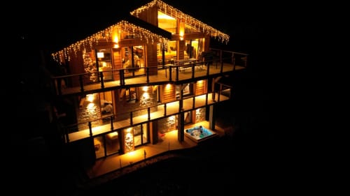Chalet Monts d'Argent aux Chalets d'Aline illuminé la nuit à La Plagne, avec lumières chaleureuses et vue montagne