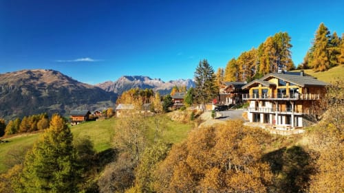 Chalet de luxe Les Chalets d'Aline à La Plagne avec montagnes alpines et mélèzes dorés