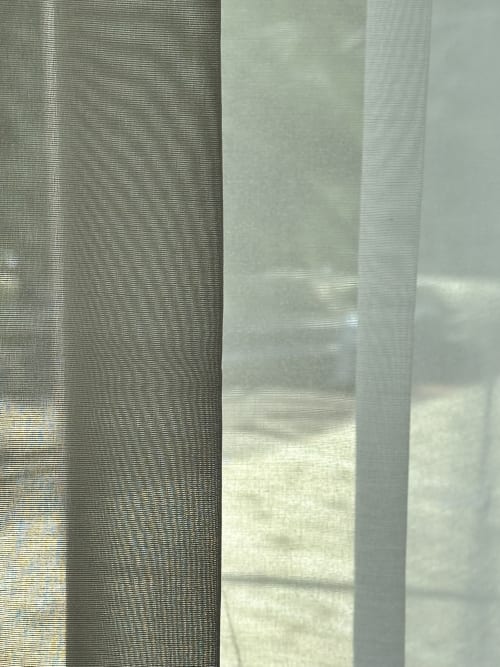 Cortinas translúcidas e marcos de janelas na pousada Monte da Tojeirinha em Montargil, Portugal