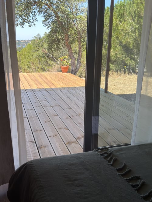 Terraço de madeira com vista para o lago do bungalow em Monte da Tojeirinha, Portugal