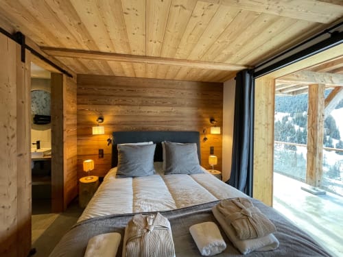 Chambre de luxe en bois aux Chalets d'Aline à La Plagne avec vue montagne et équipements modernes
