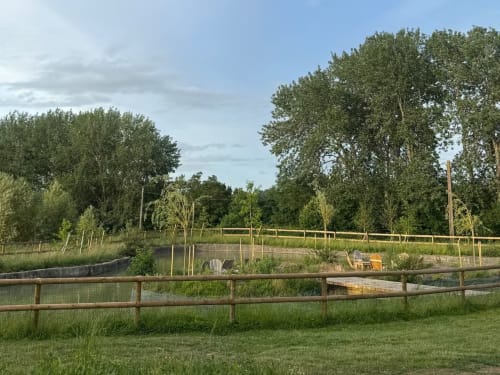Bassin rustique entouré d'une clôture en bois à LA ROQUERIE Farmhouse, Bonneville-la-Louvet France