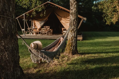 Tente safari glamping avec hamac dans le jardin aux gîtes de Cormenin, France
