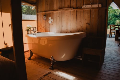 Baignoire autoportante de luxe sous toile safari aux gîtes de Cormenin, Saint-Hilaire-sur-Puiseaux