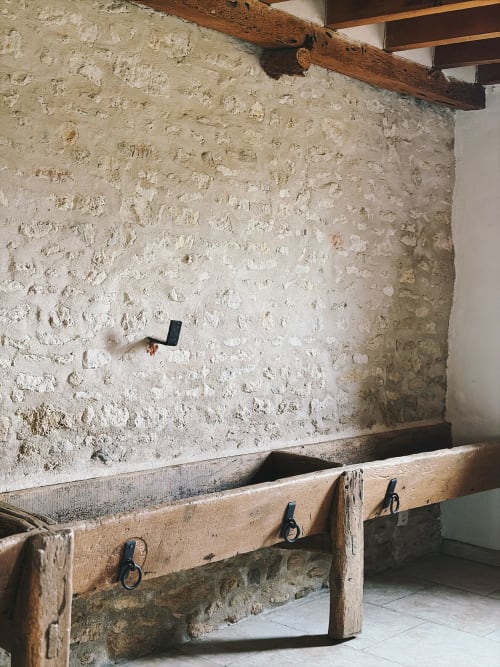 Mur de pierre rustique avec poutres en bois à la villa La Muzardière, Les gîtes de Cormenin, Saint-Hilaire-sur-Puiseaux