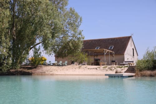 Villa au bord du lac aux Gîtes de Cormenin avec plage, ponton et vue sur la piscine privée à Saint-Hilaire-sur-Puiseaux