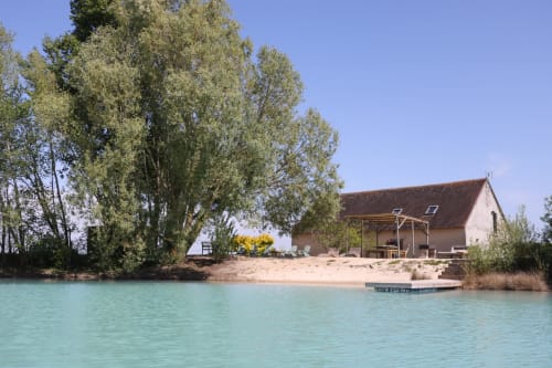 Villa La Muzardière aux Gîtes de Cormenin : vue turquoise sur le lac, plage de sable, peupliers et accès au ponton