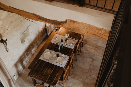 Table de salle à manger dressée pour deux à la villa La Muzardière, Les gîtes de Cormenin, Saint-Hilaire-sur-Puiseaux