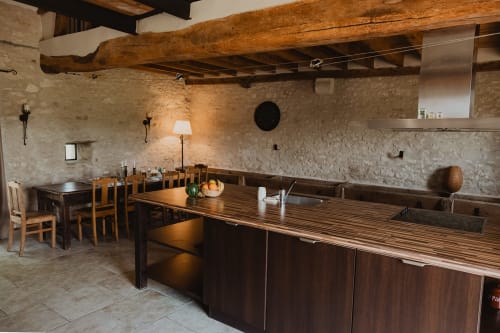 Cuisine et salle à manger modernes de la villa La Muzardière aux gîtes de Cormenin, Saint-Hilaire-sur-Puiseaux