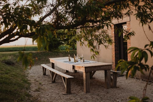 Ensemble de table de repas rustique avec bancs sous un saule aux Gîtes de Cormenin à Saint-Hilaire-sur-Puiseaux