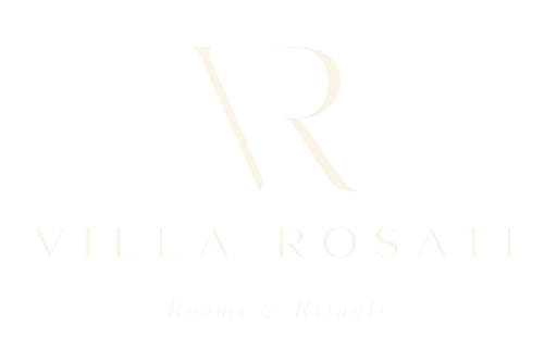Logo Villa Rosati con elegante tipografia per lussuoso bed and breakfast a Sanzeno, Italia
