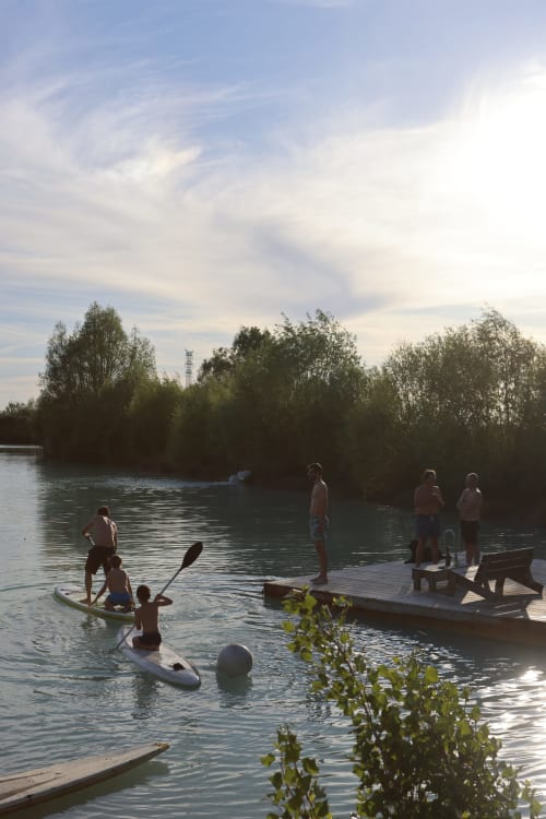 Des visiteurs font du paddle et se baignent aux gîtes de Cormenin à Saint-Hilaire-sur-Puiseaux, France