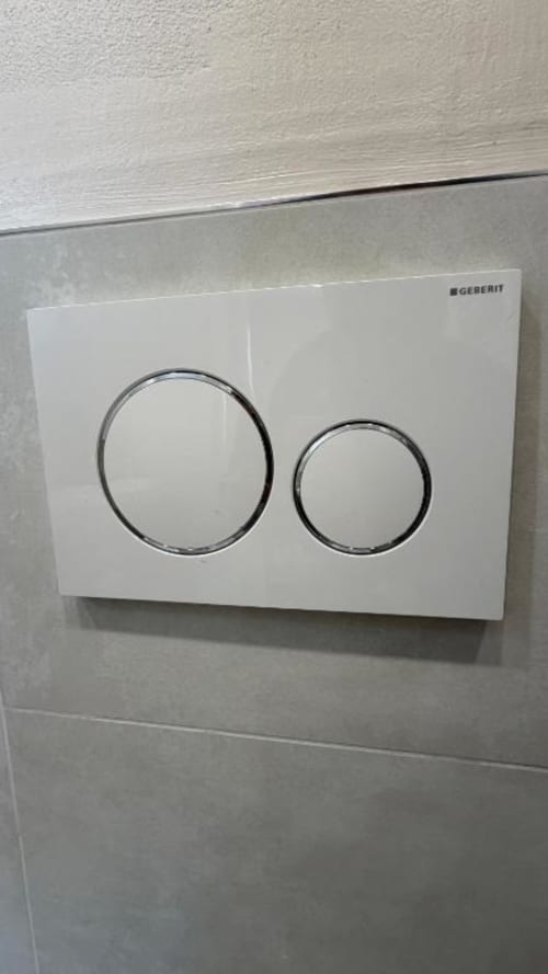 Placca di scarico doppio Geberit bianca nell'appartamento Attico Matteotti dell'hotel TuffonelBlu, Sanremo