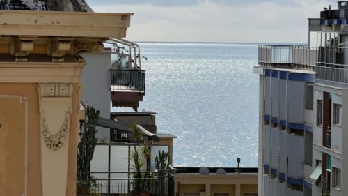 Vista costiera di Sanremo dalla terrazza dell'appartamento TuffonelBlu con Mar Mediterraneo e architettura Belle Époque