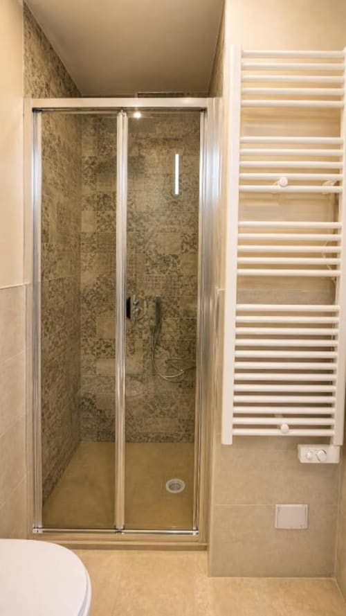 Moderna cabina doccia con pareti in mosaico nell'appartamento TuffonelBlu, Sanremo, Italia