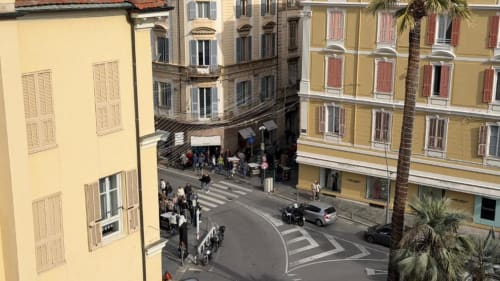 Vista della strada di Sanremo dall'Attico Matteotti di TuffonelBlu con palme e piazza pedonale