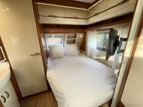 Dormitorio moderno en B&B Wine And Cooking Penedès con cama de matrimonio, vigas de madera y armario espejado en Barcelona