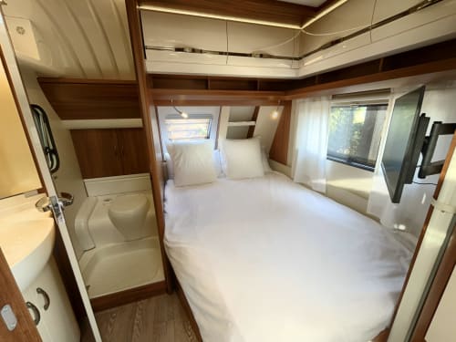 Lujosa habitación de autocaravana con cama matrimonial, baño privado y ventanas panorámicas en B&B Wine And Cooking Penedès