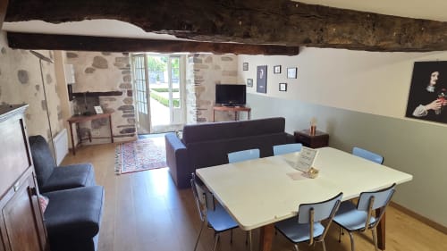 Le Jacques Cartier apartment at Manoir de la Bégaudière in Mont-Dol with dining table, living area, and garden view