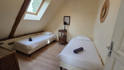 Le Marion Dufresne apartment at Manoir de la Bégaudière in Mont-Dol features twin beds with garden view skylight
