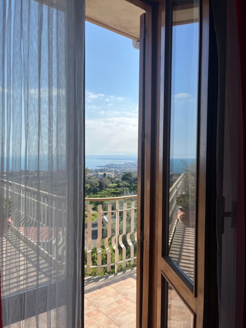 Vista sul mare dalla camera Vista Mare del B&B Pupi Catania, che affaccia sulla costa di Aci Castello e il Mediterraneo