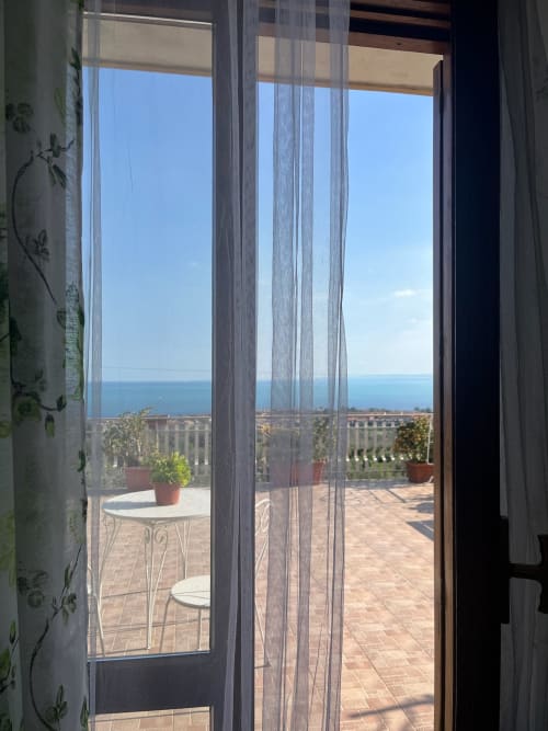 Vista sul mare dalla camera Vista Mare del Pupi Catania Etna Farm B&B, Aci Castello Sicilia