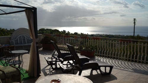 Terrazza sul mare di Pupi Catania Etna Farm B&B con sdraie panoramiche sul Mar Ionio