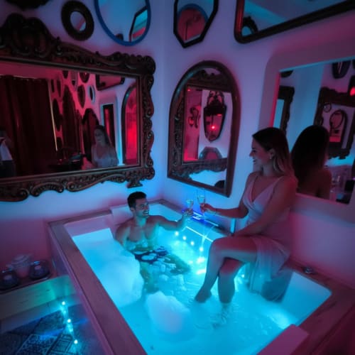 Famiglia che gode di una vasca idromassaggio illuminata con specchi neon presso la cottage Pupi Catania Etna Farm B&B ad Aci Castello,