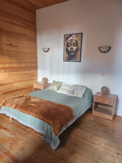 Chambre Blanquette du Domaine De Poulharies à Carcassonne, avec parquet, lit à literie turquoise et
