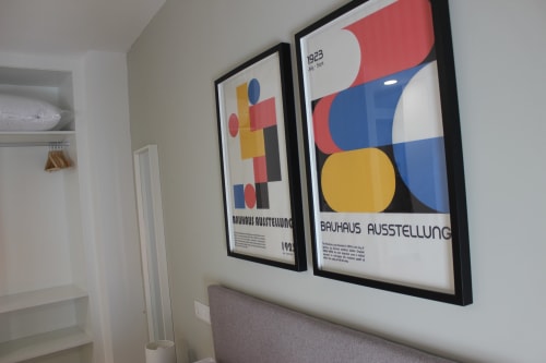 Carteles de la exposición Bauhaus con formas geométricas en estudio apartamento del Palacio Mambrilla, Valladolid