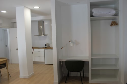 Moderno estudio en Palacio Mambrilla, Valladolid, con sala abierta, escritorio, armario, pisos de madera y