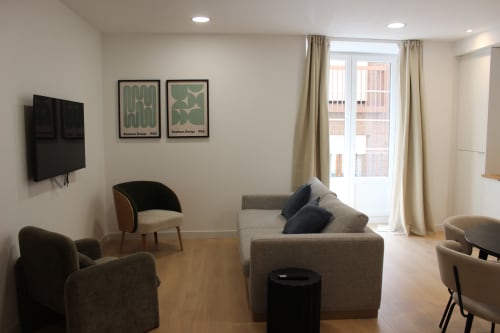 Sala de estar moderna en Palacio Mambrilla con sofá gris, vistas a la ciudad y mobiliario contemporáneo