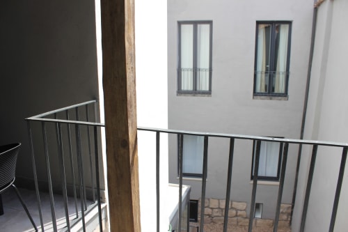 Balcón con barandilla metálica con vistas al patio del Palacio Mambrilla, apartamento en Valladolid