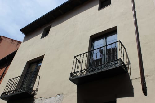 Fachada del Palacio Mambrilla en Valladolid con muros color crema, balcones de hierro forjado y amplios ventanales con vistas a la ciudad