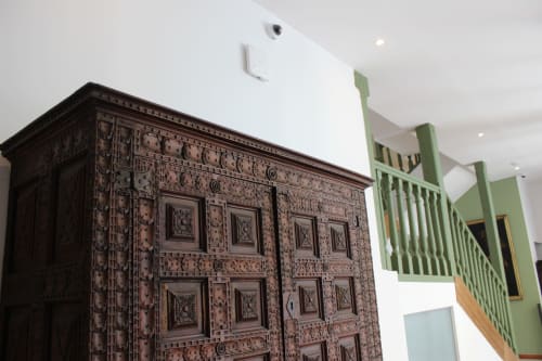 Gabinete de madera oscura ornamentado con detalles tallados en el apartamento Palacio Mambrilla, Valladolid