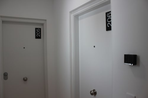 Pasillo del hotel Palacio Mambrilla Valladolid con puertas numeradas 205 y 206, entrada de apartamento accesible