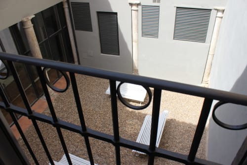 Vista del balcón del apartamento Palacio Mambrilla mostrando patio con unidades de ventilación y fachada blanca