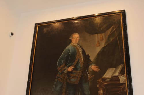 Retrato del siglo XVIII de un noble con casaca azul de terciopelo en Palacio Mambrilla, apartamento hotel de Valladolid