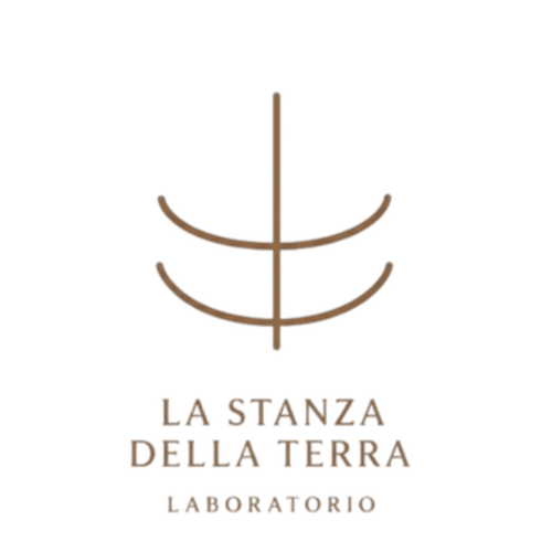 Logo del laboratorio La Stanza Della Terra di Villa Rosati Rooms & Rituals a Sanzeno, Trentino