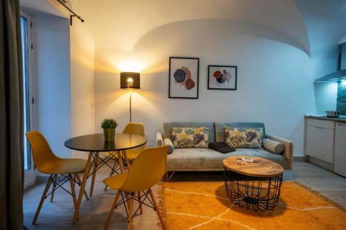 Sala de estar de apartamento moderno de 1 dormitorio en La Machacona, Cáceres con sofá, comedor y cocina
