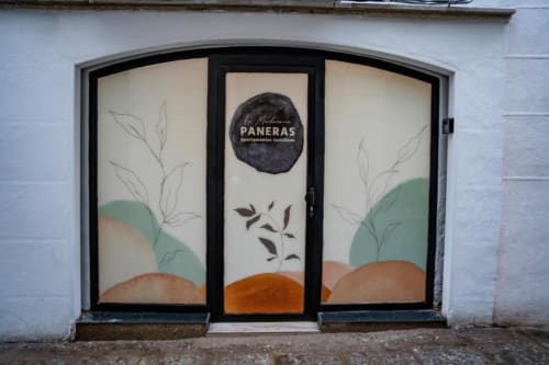 Entrada de apartamentos La Machacona Paneras en Cáceres con diseño minimalista de fachada botánica