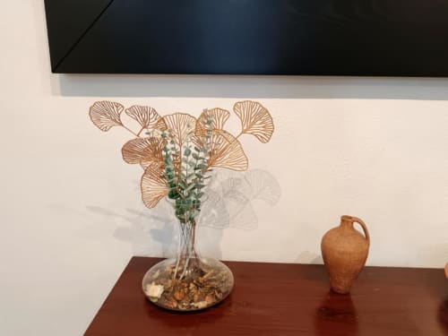 Jarrón decorativo con flores secas y cerámica de barro en mesa de madera en Apartamentos La Machacona, Cáceres