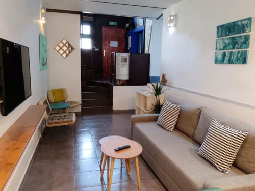 Moderno salón de apartamento de 1 dormitorio en Cáceres con sofá, televisor y vistas a la ciudad