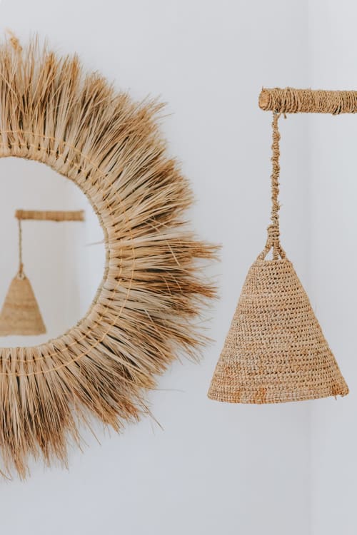 Décoration en paille tressée à l'hôtel Eucalyptus Ethnic à Essaouira, avec paniers marocains suspendus et ornements muraux traditionnels